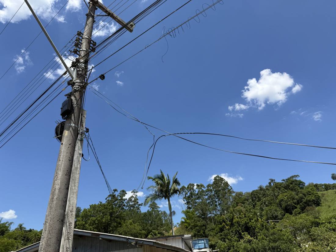 Cabos e fios pendurados em postes é rotina em Gaspar