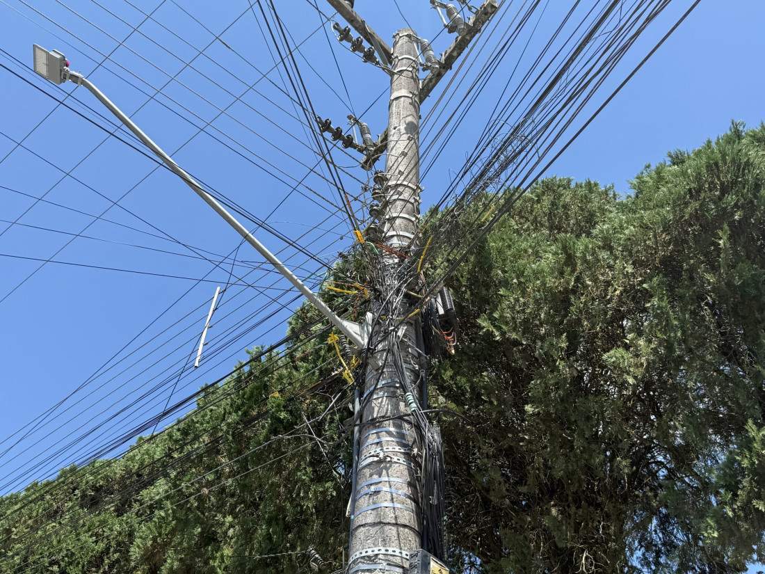 O emaranhado de fios soltos &eacute; risco para a popula&ccedil;&atilde;o