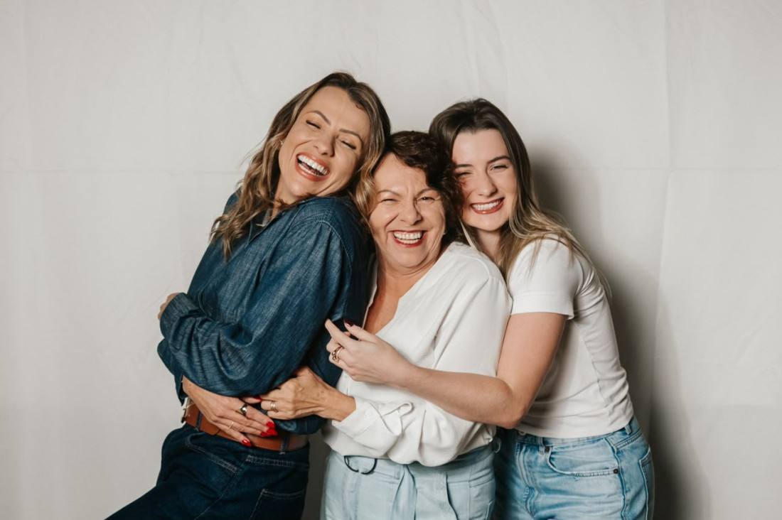 Pri junto da m&atilde;e, Marly Oliveira, e da filha, Lorena Bornatowski