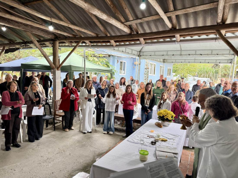 O momento religioso onde a fam&iacute;lia e amigos se uniram em ora&ccedil;&atilde;o