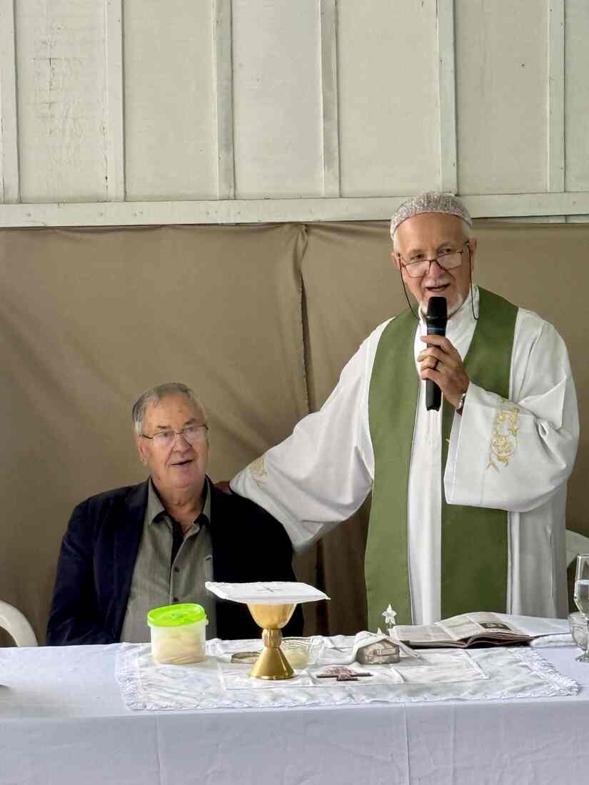 O anfitri&atilde;o sob a ben&ccedil;&atilde;o de um convidado especial: Frei Aroldo