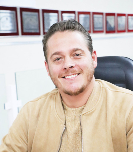 Vereador de segundo mandato, Alex Burnier, 37 anos, obteve uma vota&ccedil;&atilde;o hist&oacute;rica para o legislativo gasparense, o que lhe deu a presid&ecirc;ncia da Casa em 2025. Sem espa&ccedil;o no PL para a sua candidatura, acabou no  PRD