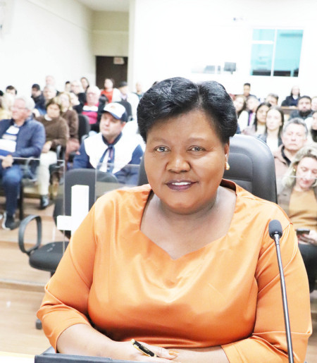 Mara L&uacute;cia Xavier da Costa dos Santos (PP) exerce o segundo mandato de vereadora. Em 2022, concorreu &agrave; ALESC, obtendo 4.654 votos. Novamente, o convite para a disputa partiu do l&iacute;der maior do PP/SC, o senador Espiridi&atilde;o Amin