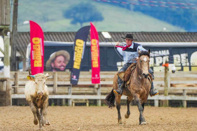 As provas campeiras atraem laçadores e gineteadores de diferentes regiões do país