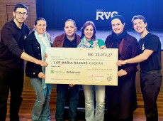 A diretoria do CEI: Bruna Ramos Debus (Presidente da Ong), Cristian Machado (Tesoureiro), Juliana Trindade (Coordenadora) e a diretora do Maria de Nazar&eacute; Dulci Santos, com os jovens Lucas e Nicolas, do DeMolay da Fraternidade de Gaspar