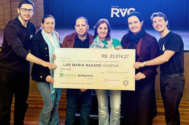 A diretoria do CEI: Bruna Ramos Debus (Presidente da Ong), Cristian Machado (Tesoureiro), Juliana Trindade (Coordenadora) e a diretora do Maria de Nazar&eacute; Dulci Santos, com os jovens Lucas e Nicolas, do DeMolay da Fraternidade de Gaspar