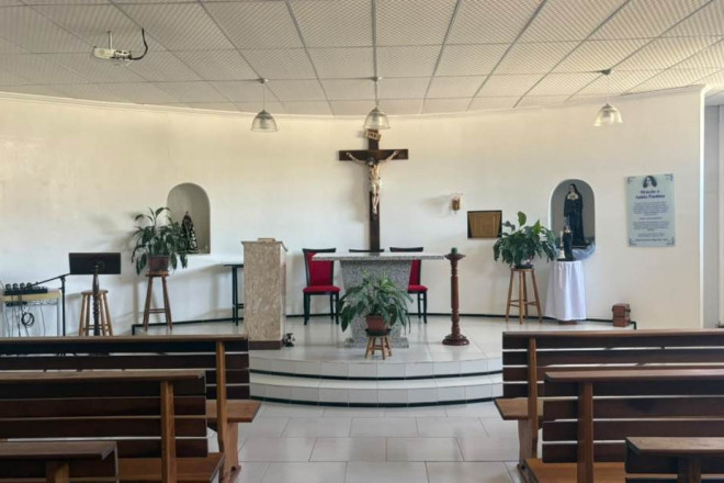 A pequena igreja, no Gaspar Mirim, recebe fi&eacute;is na festa da padroeira neste fim de semana 