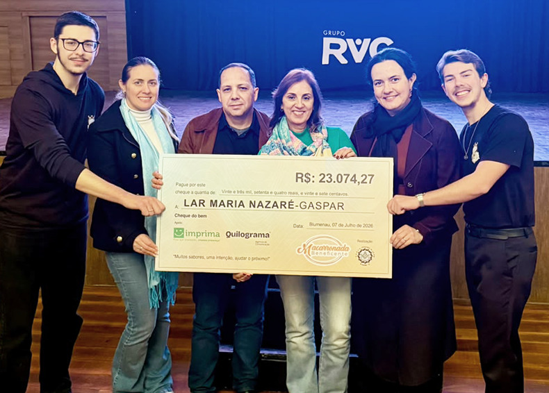 A diretoria do CEI: Bruna Ramos Debus, Cristian Machado (Tesoureiro), Juliana Trindade (Coordenadora) e a diretora Dulci Santos, com Lucas e Nicolas, do DeMolay da Fraternidade de Gaspar