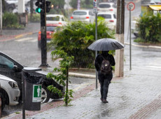 Condi&ccedil;&otilde;es de chuva volumosa permanece at&eacute; a madrugada deste domingo (12)