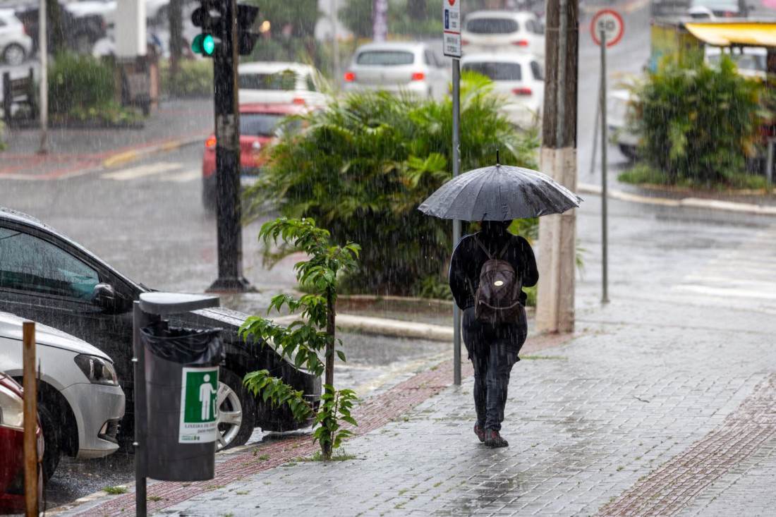 Condições de chuva volumosa permanece até a madrugada deste domingo (12)