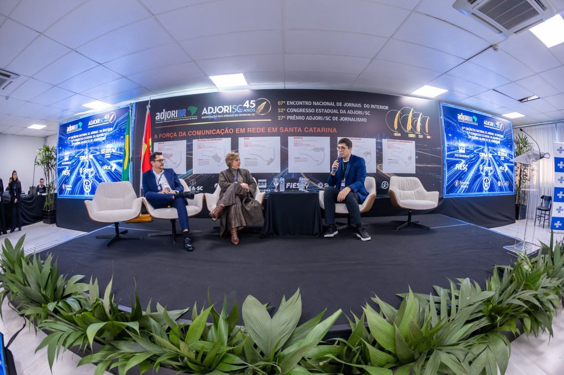 Painel Comunica&ccedil;&atilde;o Institucional, com governo do estado e Alesc, abriu o dia de debates
