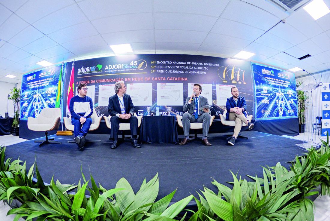 Painel sobre meio Impresso e digital: Natale, Israel e Rocha, mediado por Bruno