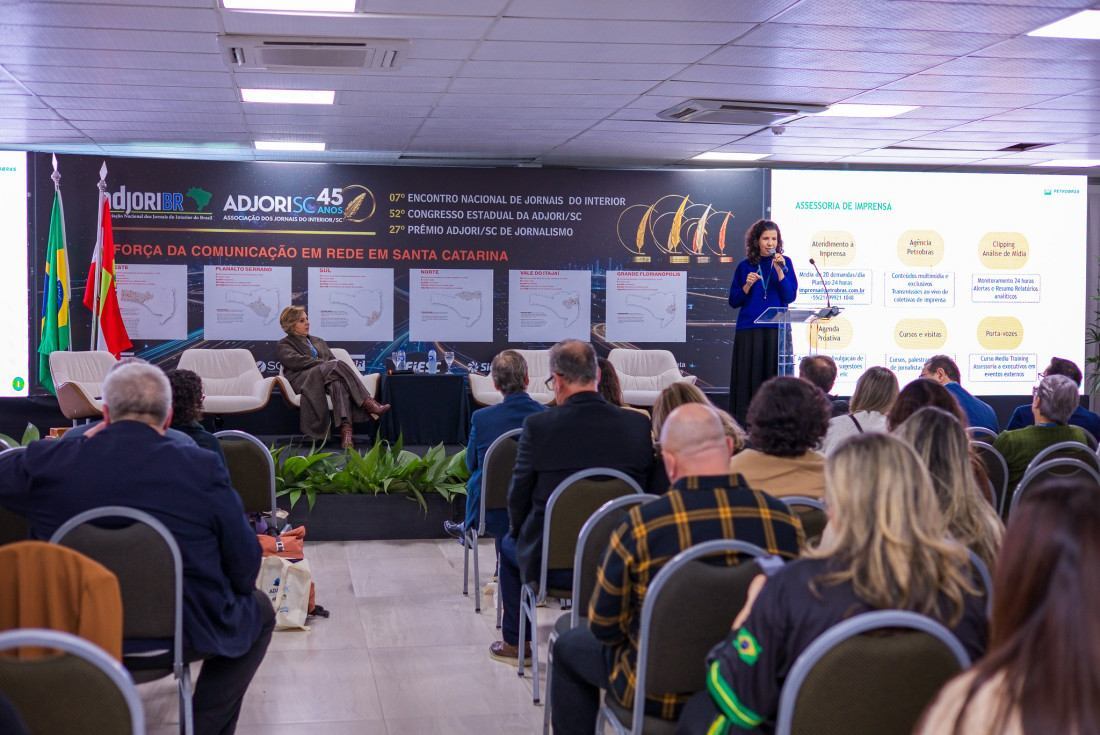 Paula Almada, da Petrobras, descreveu o relacionamento da estatal com a imprensa