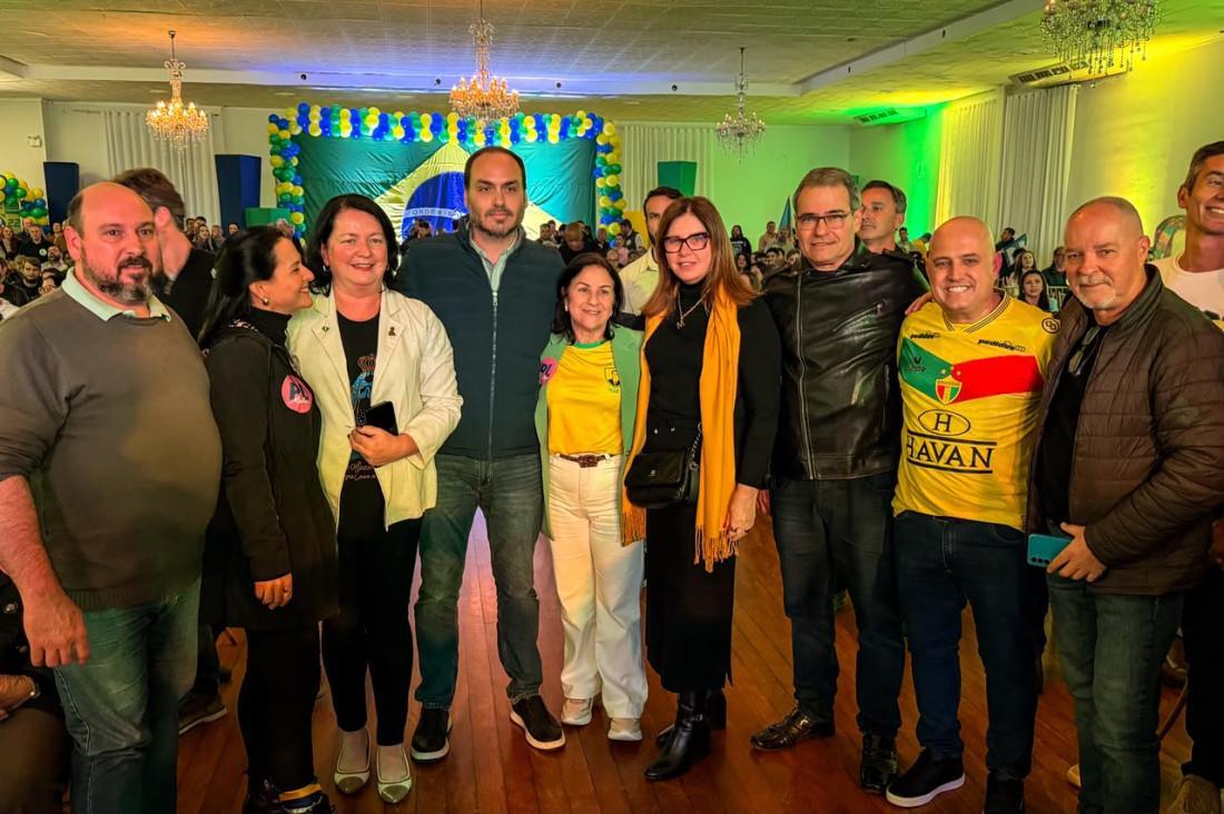 O lan&ccedil;amento reuniu mais de 700 pessoas e contou com a presen&ccedil;a de lideran&ccedil;as pol&iacute;ticas de todo o estado, que subiram ao palanque para refor&ccedil;ar o apoio &agrave; candidatura