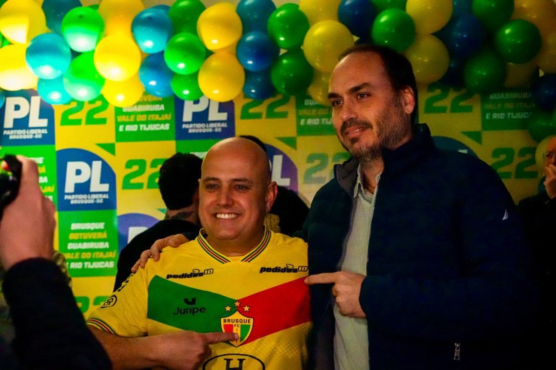 O lan&ccedil;amento reuniu mais de 700 pessoas e contou com a presen&ccedil;a de lideran&ccedil;as pol&iacute;ticas de todo o estado, que subiram ao palanque para refor&ccedil;ar o apoio &agrave; candidatura