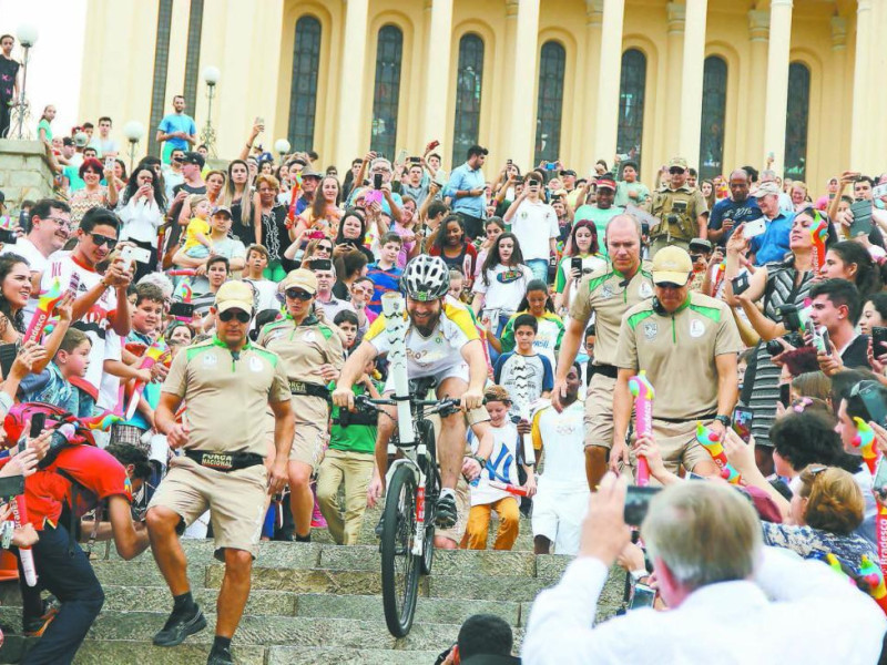 Momento m&aacute;gico: A descida da escadaria da igreja matriz na passagem da tocha ol&iacute;mpica, em 2016