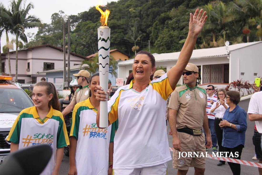 Mari Theiss foi a primeira conduzir a tocha