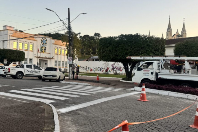Equipe da Celesc fez a retirada dos cabos em situa&ccedil;&atilde;o irregular