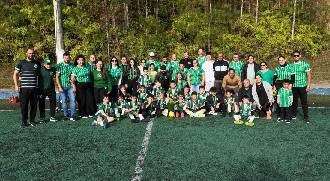 Jogadores do Sub-12, comiss&atilde;o t&eacute;cnica a pais