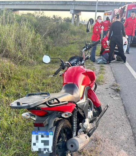 Moto era conduzida por um homem, que sofreu luxa&ccedil;&atilde;o no ombro