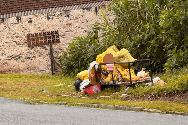Lixo acumulado na Rua Luiz Franz&oacute;i, na Margem Esquerda