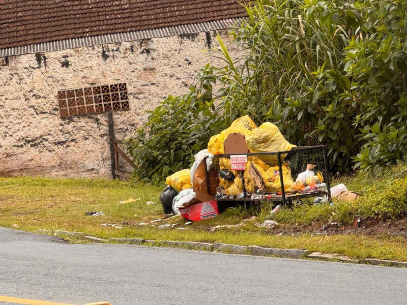 Lixo acumulado na Rua Luiz Franz&oacute;i, na Margem Esquerda