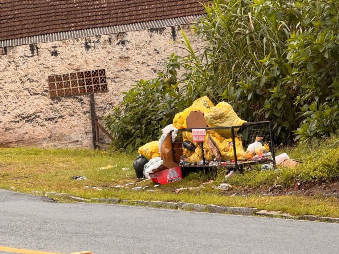 Lixo acumulado na Rua Luiz Franzói, na Margem Esquerda