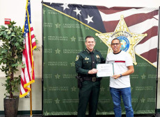 Silva (&agrave; direita) recebendo o certificado de conclus&atilde;o do curso