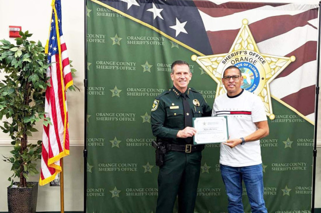 Silva (&agrave; direita) recebendo o certificado de conclus&atilde;o do curso