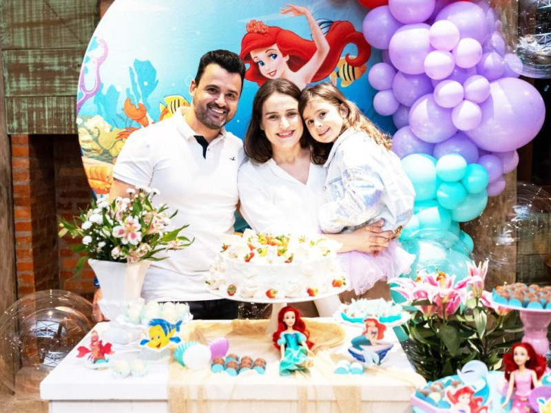 Cec&iacute;lia com os pais, os empres&aacute;rios Alex e Carina