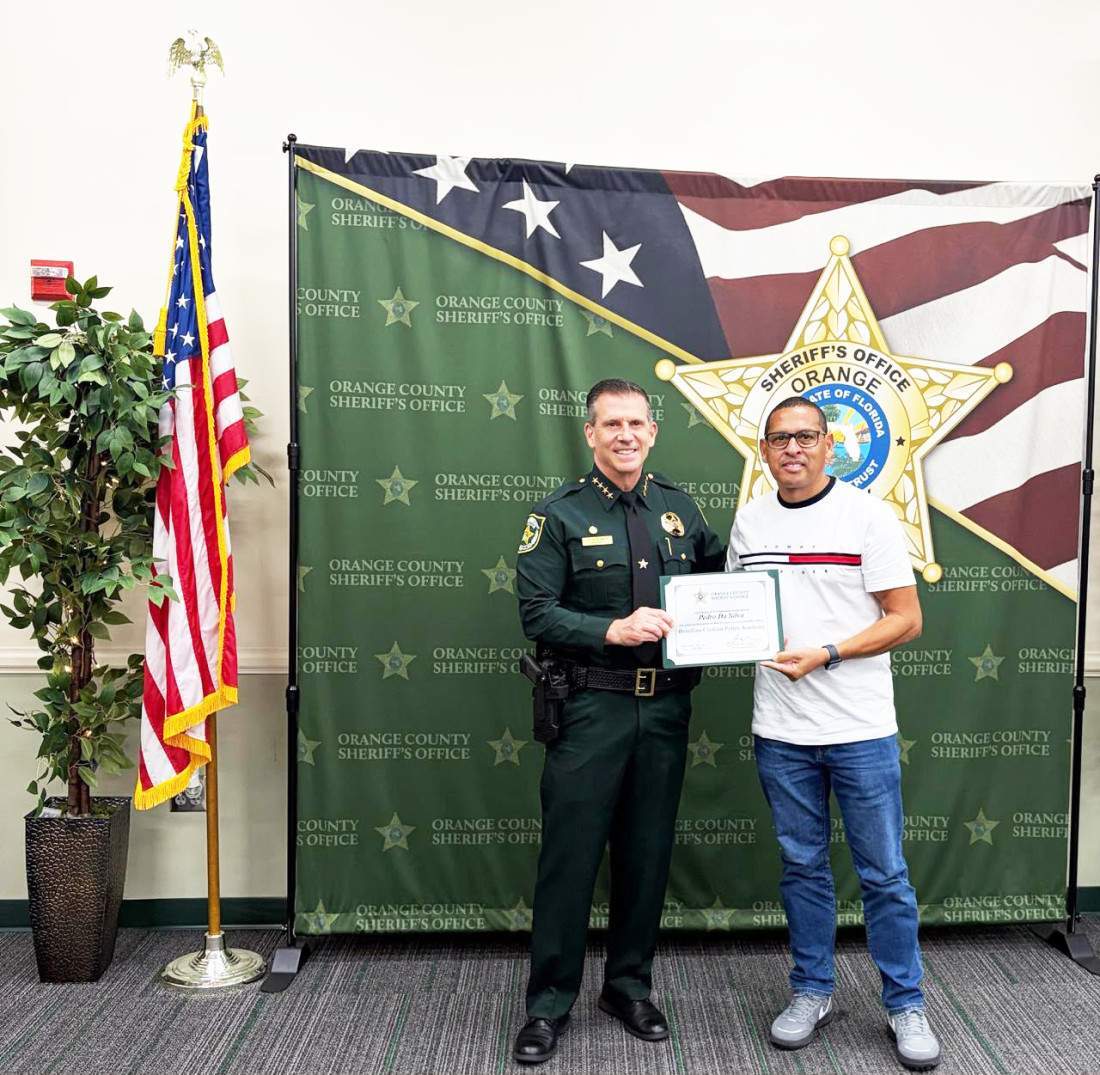 Silva (à direita) recebendo o certificado de conclusão do curso