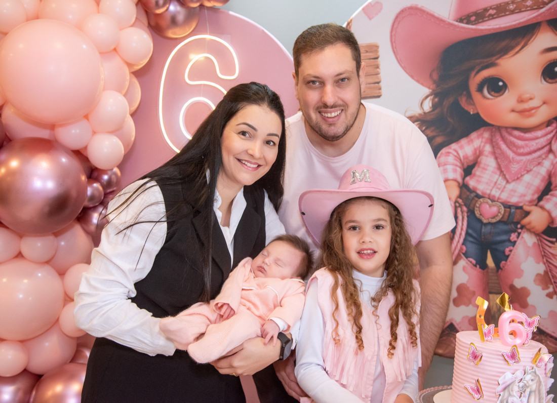Maria Cec&iacute;lia, irm&atilde;zinha Maria Catarina, Diogo e Mayara.