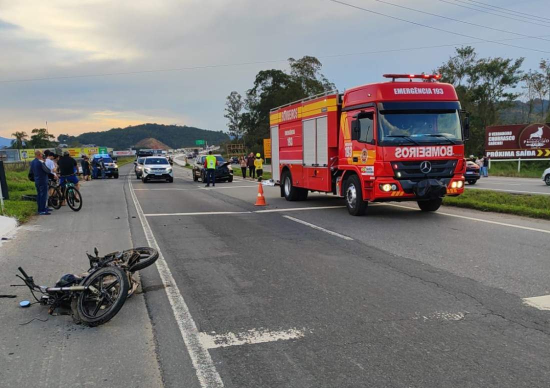 Motociclista foi atingido quando tentava cruzar a rodovia