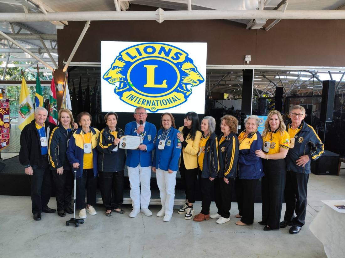 Lions Gaspar recebendo o certificado de agradecimento por ter sido o Clube anfitrião da RGD