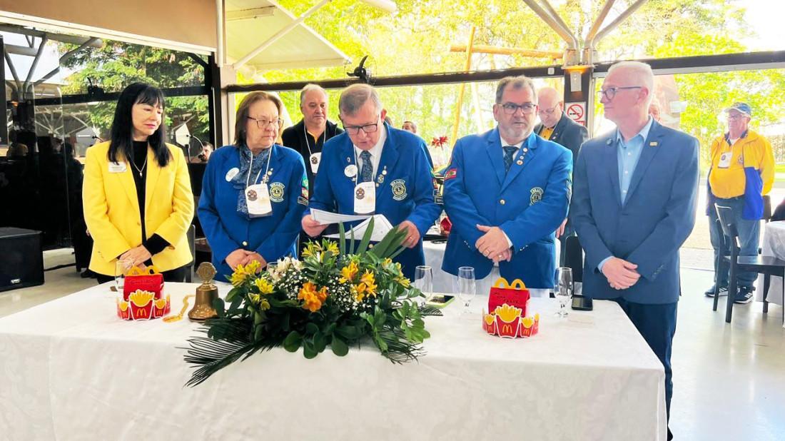 Mesa das autoridades do Lions e prefeito Paulo Koerich (1&ordm; da esq para direita)