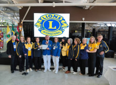 Lions Gaspar recebendo o certificado de agradecimento por ter sido o Clube anfitri&atilde;o da RGD