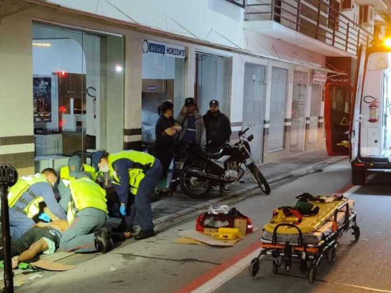 Condutor da moto bateu contra um muro