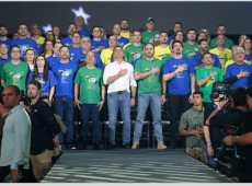 Com os demais integrantes da chapa e o candidato &agrave; Presid&ecirc;ncia da Rep&uacute;blica