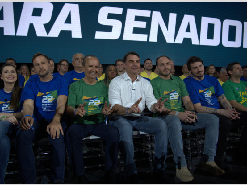 O governador (ao centro) teve seu nome homologado em conven&ccedil;&atilde;o