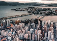 Entre as prioridades est&atilde;o a moderniza&ccedil;&atilde;o dos processos de licenciamento, dos servi&ccedil;os notariais e registrais, o fortalecimento das pol&iacute;ticas de cr&eacute;dito imobili&aacute;rio, a atualiza&ccedil;&atilde;o da legisla&ccedil;&atilde;o que regulamenta a profiss&atilde;o de corretor de im&oacute;veis e o combate ao exerc&iacute;cio ilegal da atividade