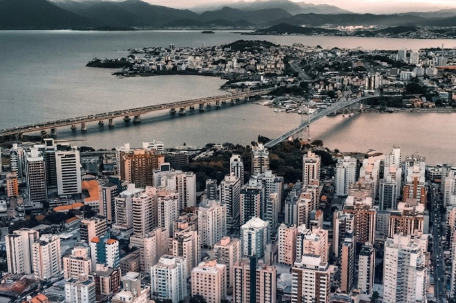 Entre as prioridades est&atilde;o a moderniza&ccedil;&atilde;o dos processos de licenciamento, dos servi&ccedil;os notariais e registrais, o fortalecimento das pol&iacute;ticas de cr&eacute;dito imobili&aacute;rio, a atualiza&ccedil;&atilde;o da legisla&ccedil;&atilde;o que regulamenta a profiss&atilde;o de corretor de im&oacute;veis e o combate ao exerc&iacute;cio ilegal da atividade