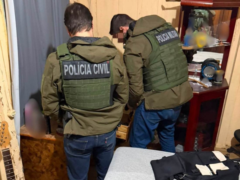 Policiais estiveram na casa dos investigados