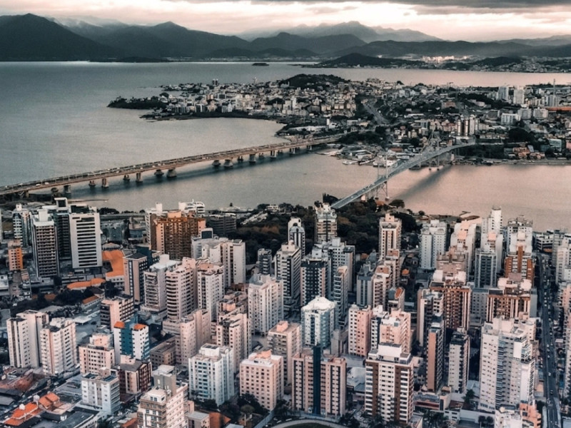 Entre as prioridades est&atilde;o a moderniza&ccedil;&atilde;o dos processos de licenciamento, dos servi&ccedil;os notariais e registrais, o fortalecimento das pol&iacute;ticas de cr&eacute;dito imobili&aacute;rio, a atualiza&ccedil;&atilde;o da legisla&ccedil;&atilde;o que regulamenta a profiss&atilde;o de corretor de im&oacute;veis e o combate ao exerc&iacute;cio ilegal da atividade