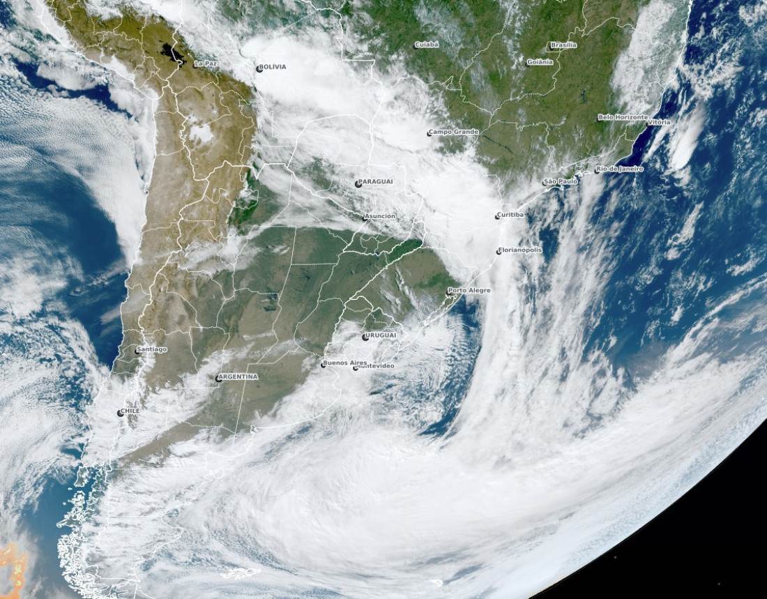 Imagem de satélite mostra uma grande área de instabilidade se aproximando da Região Sul
