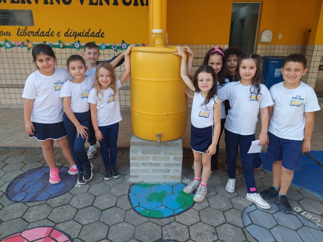 Entre as unidades da rede municipal, o principal destaque foi a EEB Prof. Ervino Venturi, no bairro Santa Terezinha, que alcan&ccedil;ou a nota 7,7 nos Anos Iniciais, registrando o melhor desempenho do munic&iacute;pio. 
