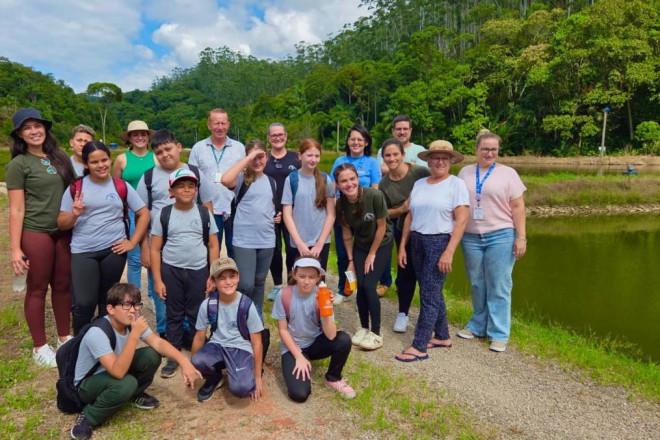 O projeto que representar&aacute; a escola &eacute; "Da &Aacute;gua ao Prato: N&uacute;meros que Ajudam a Natureza", desenvolvido pela professora F&aacute;tima Regina Torres com estudantes do 4&ordm; e 5&ordm; ano.