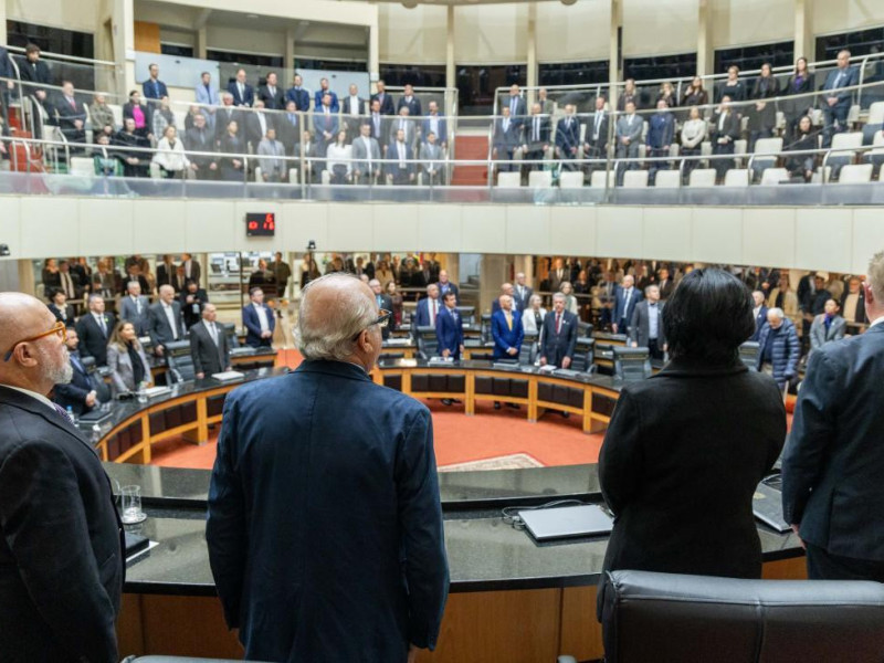 Solenidade reuniu diversas autoridades no plen&aacute;rio Deputado Osni R&eacute;gis, no Pal&aacute;cio Barriga Verde, 
