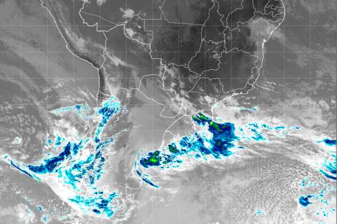 &Aacute;rea mais clara mostra o avan&ccedil;o da frente fria sobre o sul do pa&iacute;s