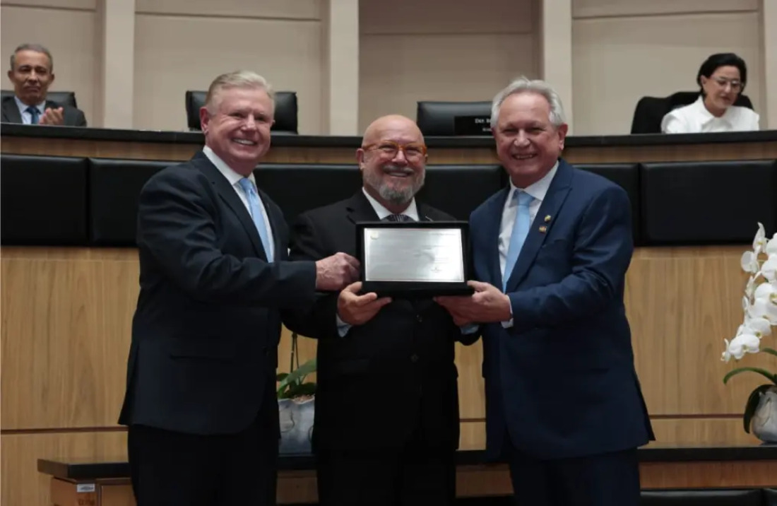 H&eacute;lio Dagnoni, presidente da Fecom&eacute;rcio-SC, recebe homenagem do Presidente da Sess&atilde;o Especial, Deputado Nilson Berlanda (PL) e, do Senador  Hermes Klann (PL) 