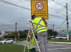 Os servi&ccedil;os j&aacute; contam com a instala&ccedil;&atilde;o das placas de aviso sobre os redutores de velocidade. Devido &agrave; instabilidade clim&aacute;tica, as lombadas ser&atilde;o instaladas somente quando houver dias seguidos de tempo est&aacute;vel.